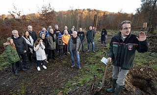 Forstexperte Herbert Linnemann (l.) zeigt den Helfern, was beim Einpflanzen zu beachten ist. - Oliver Krato