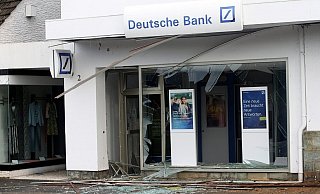Der Geldautomat der Deutschen Bank an der Alten Bünder Straße in Löhne war Zeil einer Sprengung. - Archiv: Felix Eisele