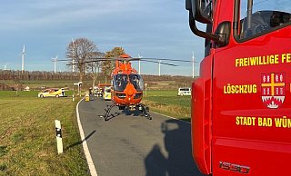 Ein Rettungshubschrauber ist an der Unfallstelle auf der L744 bei Fürstenberg gelandet. - Feuerwehr Bad Wünnenberg