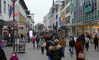 Die City ist wieder belebt. Vor einigen Läden bilden sich Warteschlangen, weil nur eine begrenzte Kundenzahl zugelassen ist. - Benedikt Riemer