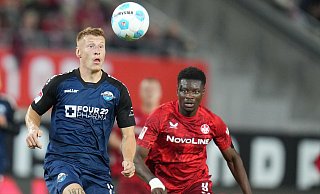 SCP-Akteur Laurin Curda (l.) hat mit dem 1. FC Kaiserslautern um Stürmer Ragnar Ache noch eine Rechnung offen. - picture alliance/dpa