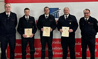 Der kommissarische Löschzugleiter Sven Stratemann (l.) und Rainer Hartmann, Leiter der Feuerwehr Altenbeken (r.), gratulierten dem neuen Team Sven Schadomsky (v. l.), Sebastian Kaiser und Christoph Göke. - Feuerwehr Altenbeken