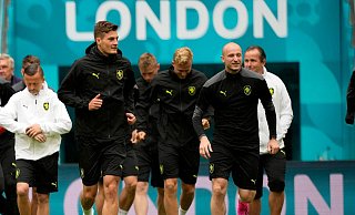Die Tschechen um Stürmer Patrik Schick (l) bereiten sich auf das Spiel gegen England vor. - Foto: Frank Augstein/AP/dpa