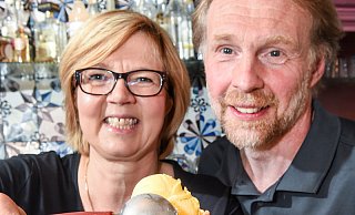 Gib mir die Kugel: Kathrin und Fred Gehring in ihrem Eisladen. - Christian Weische