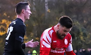 Abwehraktion wie einen Torerfolg gefeiert: Dennis Quirin hat den Theesener Kai-Niklas Janz gerade noch am Torschuss gehindert. - Niklas Gessat