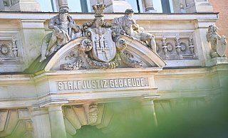 Das Strafjustizgebäude am Hamburger Sievekingsplatz. Ein 62-Jähriger ist dort wegen Zeigens des «Z»-Symbols zu einer Geldstrafe verurteilt worden. - Jonas Walzberg/dpa