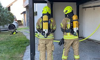 Atemschutzträger stehen während der Löscharbeiten in Bereitschaft. - Feuerwehr Bad Lippspringe