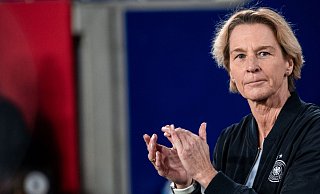 Hat ihren Vertrag beim DFB verlängert: Frauen-Bundestrainerin Martina Voss-Tecklenburg. - Fabian Strauch/dpa