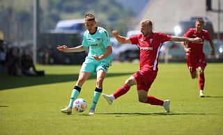 Filip Bilbija (l.) feiert im Testspiel gegen Gornik Zabrze sein Debüt für den SC Paderborn. - Oliver Krato
