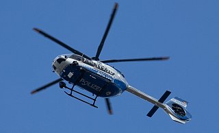 In Porta Westfalica sucht die Polizei mit einem Hubschrauber nach einem Kind. - Symbolbild: Niklas Tüns