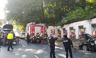 Polizei und Feuerwehr sichern die Unfallstelle. - Frank Hartmann