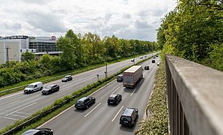 Bei Spurwechsel auf die Abfahrt nach Johannistal, verloren Handwerker Ladung vom Anhänger. Die Polizei sucht Zeugen. - Symbolfoto: Dennis Angenendt