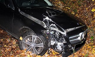 Der Mercedesfahrer war mit seinem Wagen nach links von der Straße abgekommen.. - Polizei Minden-Lübbecke