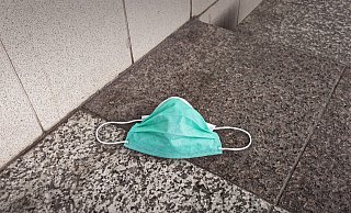 Einweg-OP-Masken gehören seit geraumer Zeit zum Stadtbild - auch als Wegwerfartikel.  - Pixabay