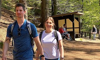 Auf Tageswanderung rund um den Tönsberg. Robert Bormes und Marion Berges aus Gronau entdecken die Wanderwege Oerlinghausens. Im Hintergrund ist die Schutzhütte am Wassertretbecken zu sehen. - Horst Biere