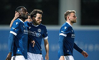 Merveille Biankadi (l.) sorgte mit seinem späten Tor bei den Sportfreunden Siegen für große Erleichterung bei Arminia Bielefeld. - Teresa Kroeger