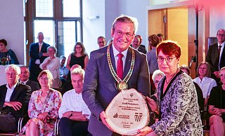Platzhalter: Bürgermeister Michael Dreier überreicht Uni-Präsidentin Birgitt Riegraf eine Baumscheibe aus Tornado-Brucholz. Der echte Baum für die Uni, eine Rotbuche, folgt im Herbst. - Ralph Meyer