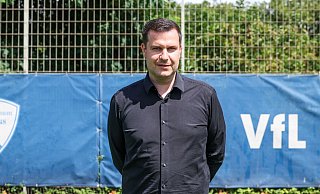 Der Bochumer Sportdirektor Marc Lettau freut sich über die Verpflichtung von Aliou Baldé. - Tim Rehbein/dpa