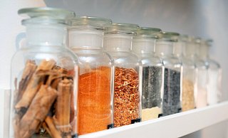 Nicht im Kühlschrank und nicht über dem Herd: Gewürze mögen weder Feuchtigkeit noch Temperaturschwankungen. - Andrea Warnecke/dpa-tmn