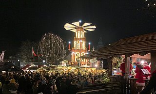 Die zwölf Meter hohe Weihnachtspyramide auf dem Salzhof gehört zu den echten Hinguckern des Weihnachtstraums. - Werbegemeinschaft Bad Salzuflen