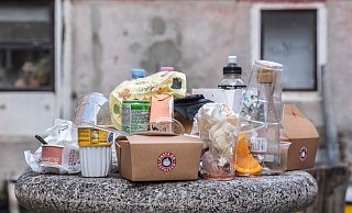 In Tübingen wirkt die Verwaltung den Müllmengen in der Stadt mit einer Verpackungssteuer entgegen. Auch in Bielefeld wird über eine solche Abgabe nachgedacht. - driendl - stock.adobe.com