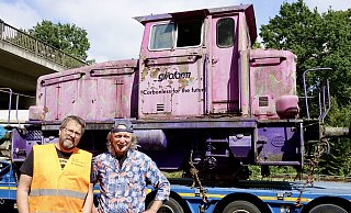 Marco Riffelmann (l.) hat die Werkslok per Tieflader zum Hillegosser Bahnhof von Peter Timpe transportieren lassen. - Peter Unger Marco Riffelmann (l.) hat die Werkslok per Tieflader zum Hillegosser Bahnhof von Peter Timpe transportieren lassen. - Peter Unger
