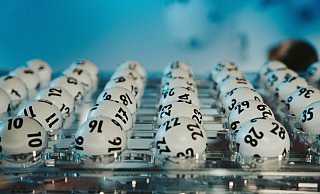 Rund 1,3 Millionen Euro wurden am Mittwoch (6. August) in der Ziehung von LOTTO 6aus49 in Nordrhein-Westfalen gewonnen. Wenn der Spielteilnehmer von seinem Glück erfährt, wird er vielleicht erstmal einen längeren Sommer-Urlaub planen oder diesen kurzfristig verlängern.  - © Anton Minayev