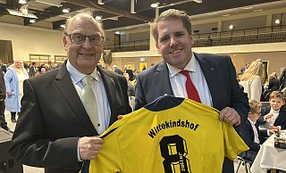 Willkommen im Team Wittekindshof: Für den Neuen - Marian Zachow - gab es ein Trikot. Ein ähnliches hat auch Dierk Starnitzke vor 18 Jahren bekommen. - Nicole Sielermann