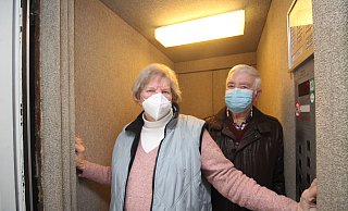 Luise Marie und Hubert Kaminski demonstrieren wie eng es in dem Aufzug ist. Sie haben nachgemessen: Die Größe des Fahrstuhls beträgt 1,80 mal 0,90 Meter. - Sylvia Tetmeyer