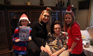 Edyta Strecker (2. von links) gemeinsam mit ihren Kindern Max und Mia singen Gisela Sturma an Weihnachten vor. - Florian Weyand