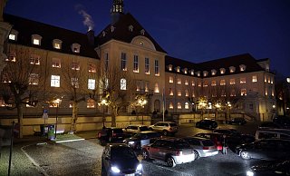 Das erleuchtete Herforder Rathaus. Hier wird zurzeit gerechnet. - Frank-Michael Kiel-Steinkamp