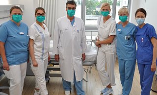 Ärzte und Pfleger der Infektionsstation des Brüderkrankenhauses St. Josef: Andreas Zaruchas mit Stationsleiterin Katharina Fröhling (3.v.r.) und deren Stellvertreterin Sunja Baschizada (2.v.l.) mit den Fachärztinnen aus dem Team der Pneumologie. - Brüderkrankenhaus St. Josef