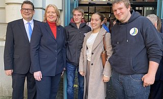 Viele Gäste nutzten rund um den Empfang des SPD-Bundestagsabgeordneten Stefan Schwartze (l.) für die Ehrenamtler in der Herforder Markthalle die Gelegenheit für ein Selfie mit Bundestagspräsidentin Bärbel Bas (2. v. links). Hier sind es Lukas Hötger, Gloria Dyck und Julius Schüler von der ev. Jugend Enger (v.l.). - Matthias Bungeroth