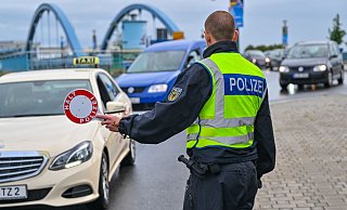 Die Bundesregierung sieht die Grenzkontrollen als wirksames Mittel im Kampf gegen Migration. (Archivbild) - Patrick Pleul/dpa