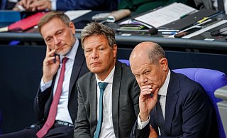 Finanzminister Lindner (l-r), Wirtschaftsminister Habeck und Bundeskanzler Scholz ringen um eine Einigung zum Bundeshaushalt 2025. - Kay Nietfeld/dpa