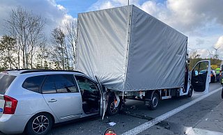 Das Anhalten eines Transporters bemerkt ein nachfolgender Kia-Fahrer auf der A 44 zu spät. - Feuerwehr Bad Wünnenberg