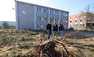 Die Gesellschafter André Barloi (v. l.), Frederik Flötotto und Sebastian Kreyer auf dem noch unfertigen Außengelände der Energiebündelschule. - Sigurd Gringel