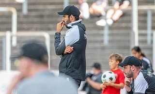 Alles unter Kontrolle: Trainer Dennis da Silva Felix konnte mit der Vorstellung seines SV Rödinghausen beim Wuppertaler SV sehr zufrieden sein. - Joel Beinke Alles unter Kontrolle: Trainer Dennis da Silva Felix konnte mit der Vorstellung seines SV Rödinghausen beim Wuppertaler SV sehr zufrieden sein. - Joel Beinke