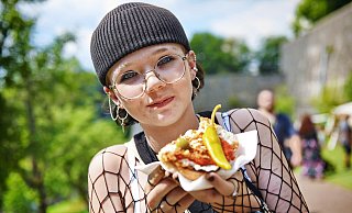 NW versüßt Familien mit Teens die letzten Ferientage - Alina Harder (16) genoss ihren Snack auf dem Sparrenburgfest. - Barbara Franke