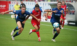 Die beiden SCP-Innenverteidiger Jasper van der Werff (l.) und Jannis Heuer, hier in der vergangenen Saison gegen den Heidenheimer Kevin Sessa, sind wohl keine Startelf-Kandidaten für das Gastspiel in Fürth. - imago images