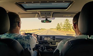 Die Polizisten vor Ort staunten nicht schlecht, als der Fahrzeugführer und sein Beifahrer im Wagen vor ihnen den Platz tauschten. - Symbolfoto/ Pixabay