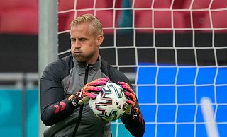 Torhüter Kasper Schmeichel trifft mit Dänemark im ersten EM-Achtelfinale auf Wales. - Foto: Peter Dejong/AP/dpa