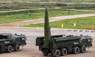 Eine «Iskander-M»-Rakete wird während einer Demonstration des Internationalen Militärtechnischen Forums «ARMY-2016» im «Patriot»-Park der russischen Streitkräfte auf den Abschuss vorbereitet. - Sergei Ilnitsky/epa/dpa