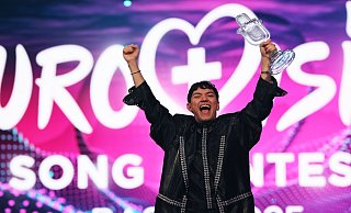JJ aus Österreich ist der Gewinner des Eurovision Song Contest 2025 und freut sich während des großen Finales über die Trophäe. - Jens Büttner/dpa