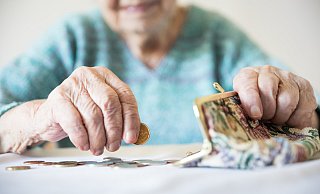 Wie sicher sind Menschen, die gesetzlich betreut werden? Ein gerade in Detmold verhandeltes Verfahren wegen vielfachen Betrugs und Untreue wirft Fragen auf. - kasto - stock.adobe.com