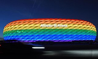 Während des EM-Spiels gegen Ungarn wird das Stadion in München nicht in den Regenbogen-Farben leuchten. - Foto: Tobias Hase/dpa