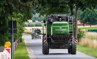 Ist ausreichend Platz und die Strecke gut einsehbar? Auto- und Motorradfahrer sollten vor allem beim Überholen landwirtschaftlicher Fahrzeuge noch vorsichtiger sein. - Philipp Schulze/dpa/dpa-tmn