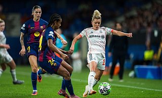 Linda Dallmann (r) und die Bayern-Frauen haben gegen den FC Barcelona eine herbe Pleite kassiert. - Joan Gosa/XinHua/dpa