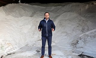 Geschäftsführer Daniel Kümper sieht die SWK in Sachen Streusalzvorrat auf der sicheren Seite. Wenn die Halle voll ist, lagern hier 750 Tonnen. - Frank-Michael Kiel-Steinkamp