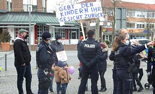 In Espelkamp protestieren die sogenannten "Friedensspaziergänger" regelmäßig gegen die Corona-Auflagen. Mehrfach musste die Polizei dabei Maskenverweigerer verwarnen. - Archivfoto: Karsten Schulz